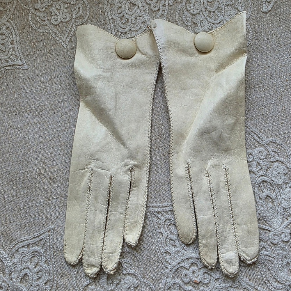 Vintage‎ Leather Gloves Size 6.5 Cream Button Detail Whipstitch Trim, READ